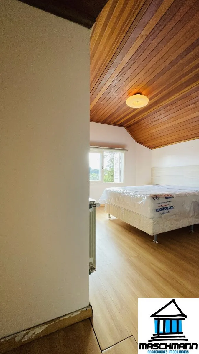 Duplex no 4 andar em Canela com localização privilegiada — moradia, lazer ou renda de temporada