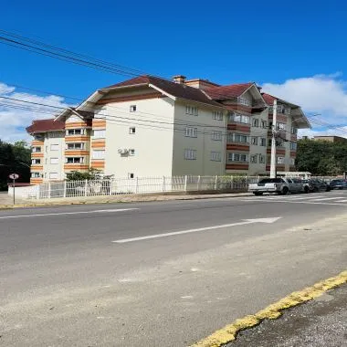 Duplex no 4 andar em Canela com localização privilegiada — moradia, lazer ou renda de temporada