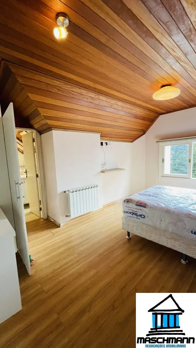 Duplex no 4 andar em Canela com localização privilegiada — moradia, lazer ou renda de temporada