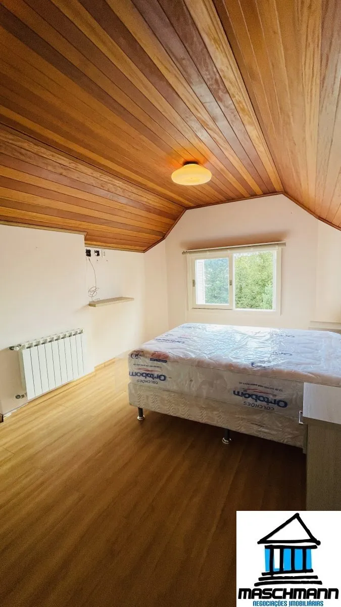 Duplex no 4 andar em Canela com localização privilegiada — moradia, lazer ou renda de temporada
