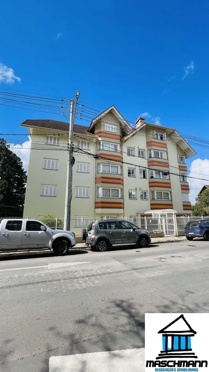 Duplex no 4 andar em Canela com localização privilegiada — moradia, lazer ou renda de temporada
