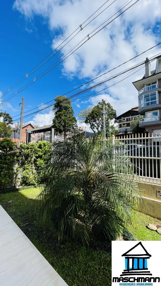 Duplex no 4 andar em Canela com localização privilegiada — moradia, lazer ou renda de temporada