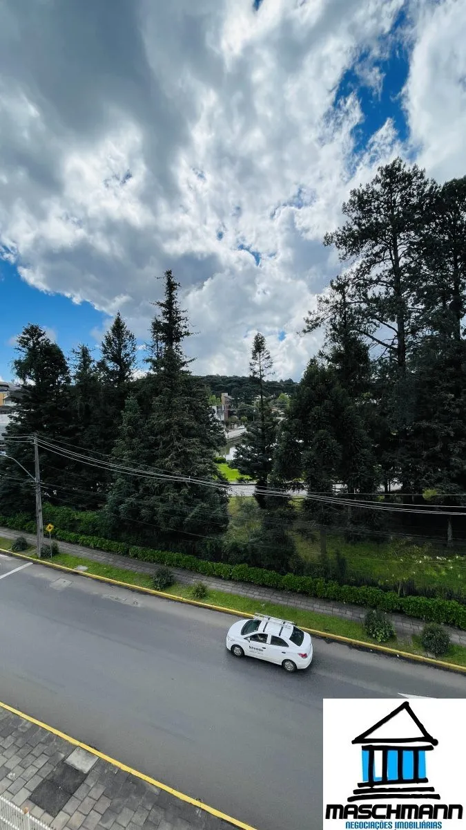 Duplex no 4 andar em Canela com localização privilegiada — moradia, lazer ou renda de temporada