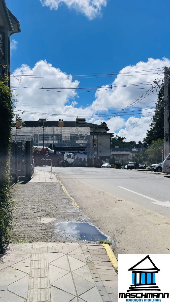 Duplex no 4 andar em Canela com localização privilegiada — moradia, lazer ou renda de temporada
