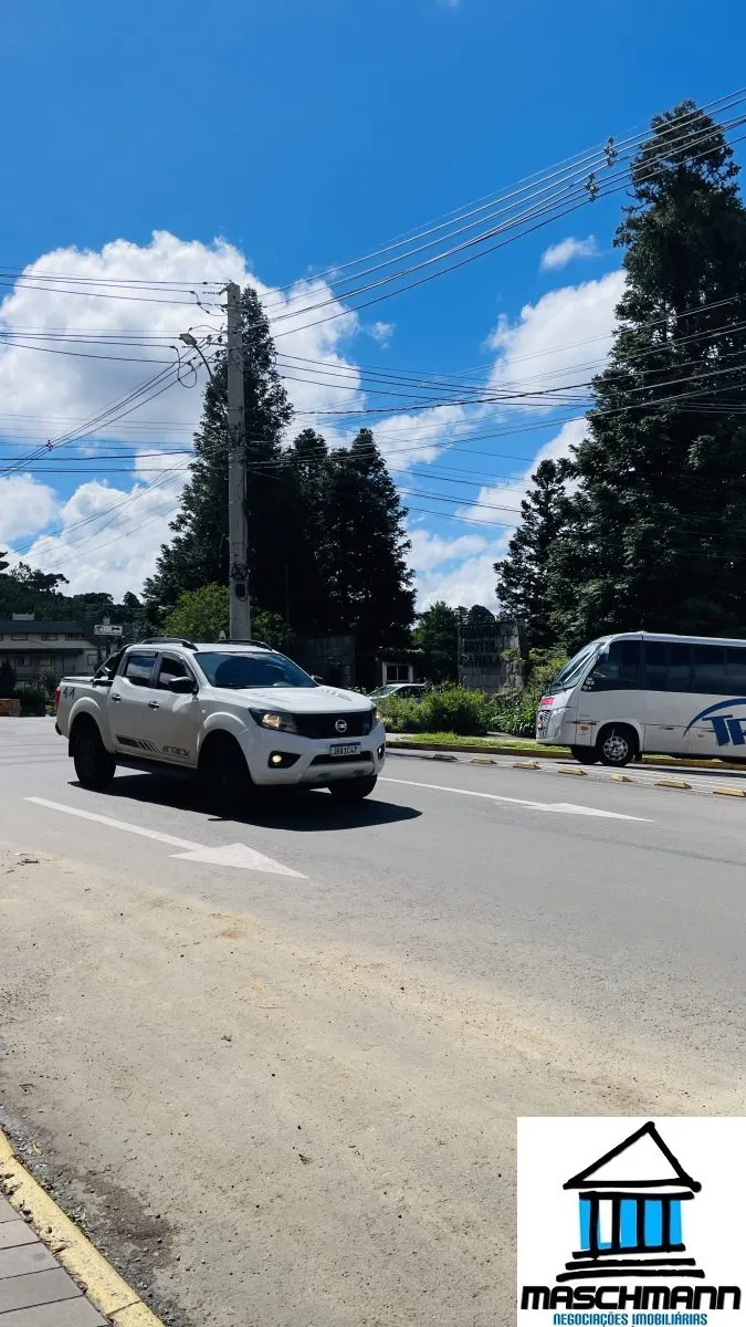 Duplex no 4 andar em Canela com localização privilegiada — moradia, lazer ou renda de temporada