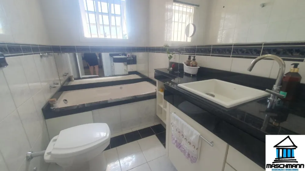 Mararvilhoso sobrado de 3 dormitórios com suíte semi mobiliado próximo ao Carrfour de Canoas