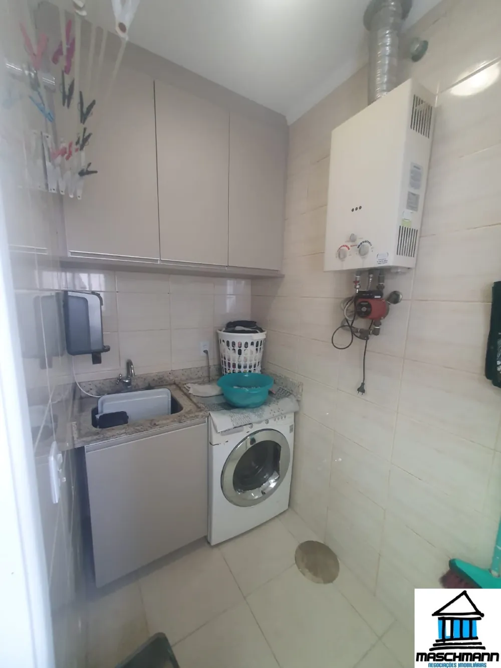 Mararvilhoso sobrado de 3 dormitórios com suíte semi mobiliado próximo ao Carrfour de Canoas