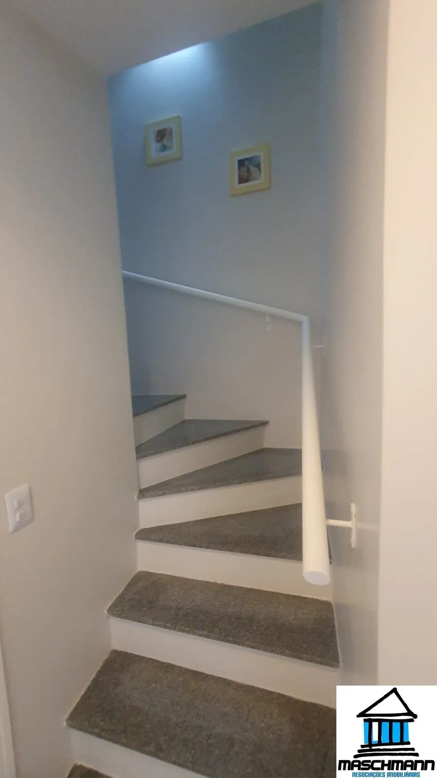 Mararvilhoso sobrado de 3 dormitórios com suíte semi mobiliado próximo ao Carrfour de Canoas