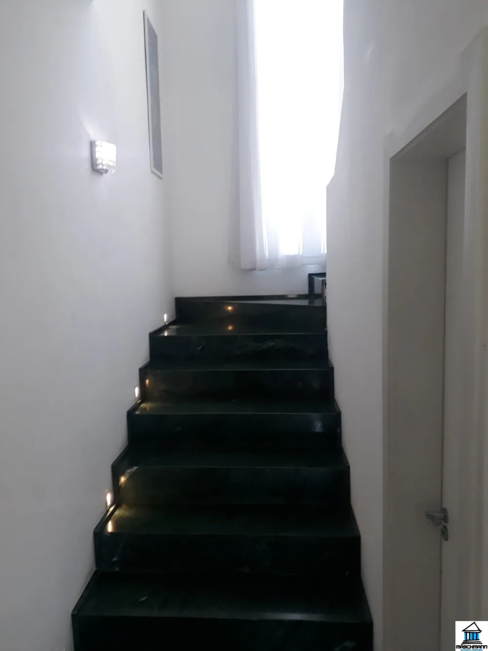 Sobradao mobiliado de 3 dormitórios com suíte em excelente localização de Canoas