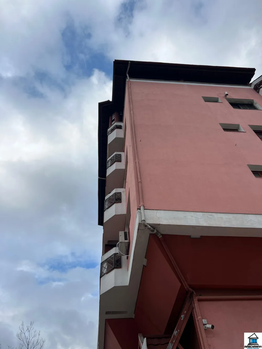 Apartamento Mobiliado com Lareira e Vista para a Catedral de Pedra no Centro de Canela 