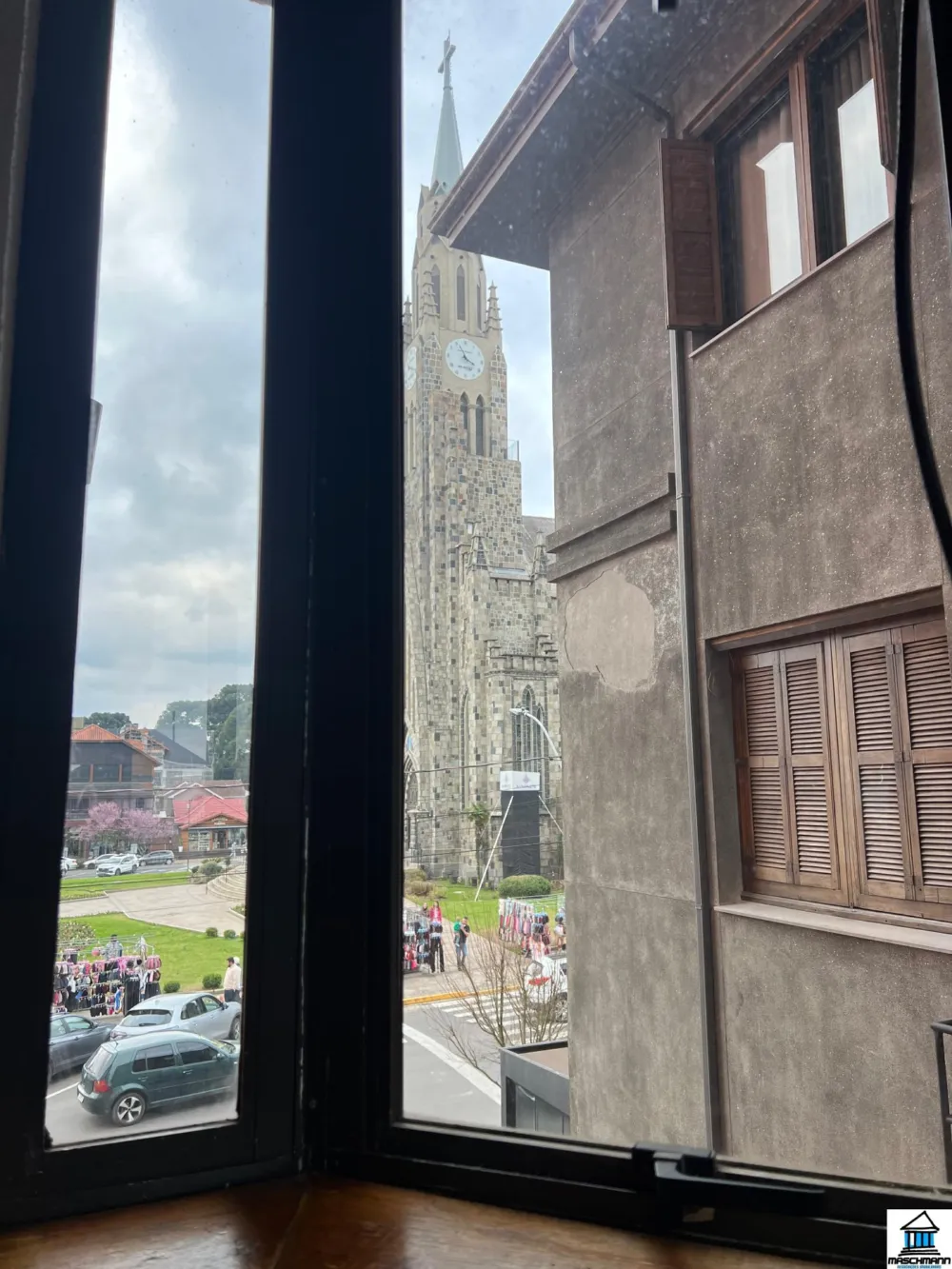 Apartamento Mobiliado com Lareira e Vista para a Catedral de Pedra no Centro de Canela 