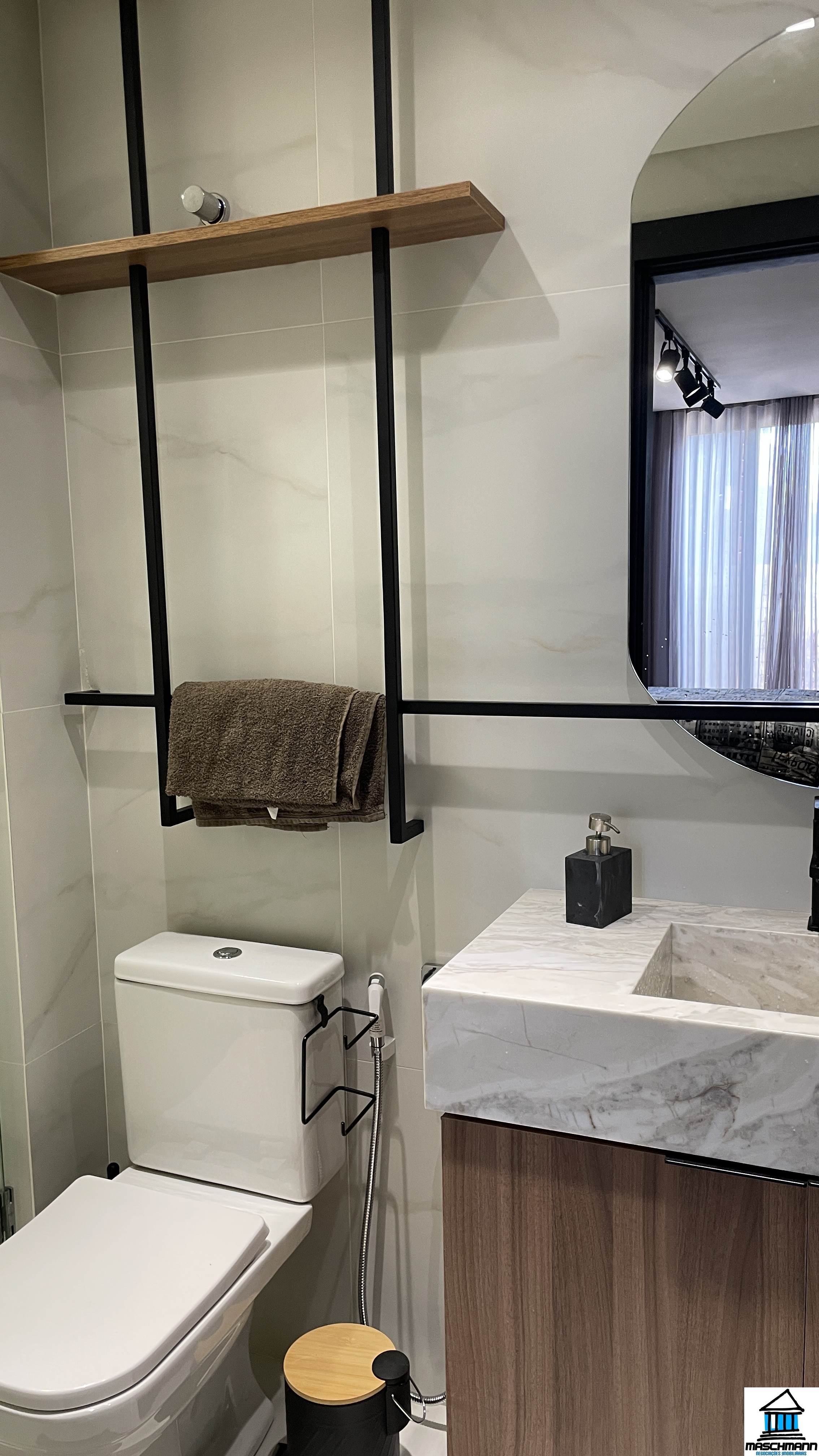 Apartamento 1 Dormitório mobiliado com terraço perfeito para locação em Canela