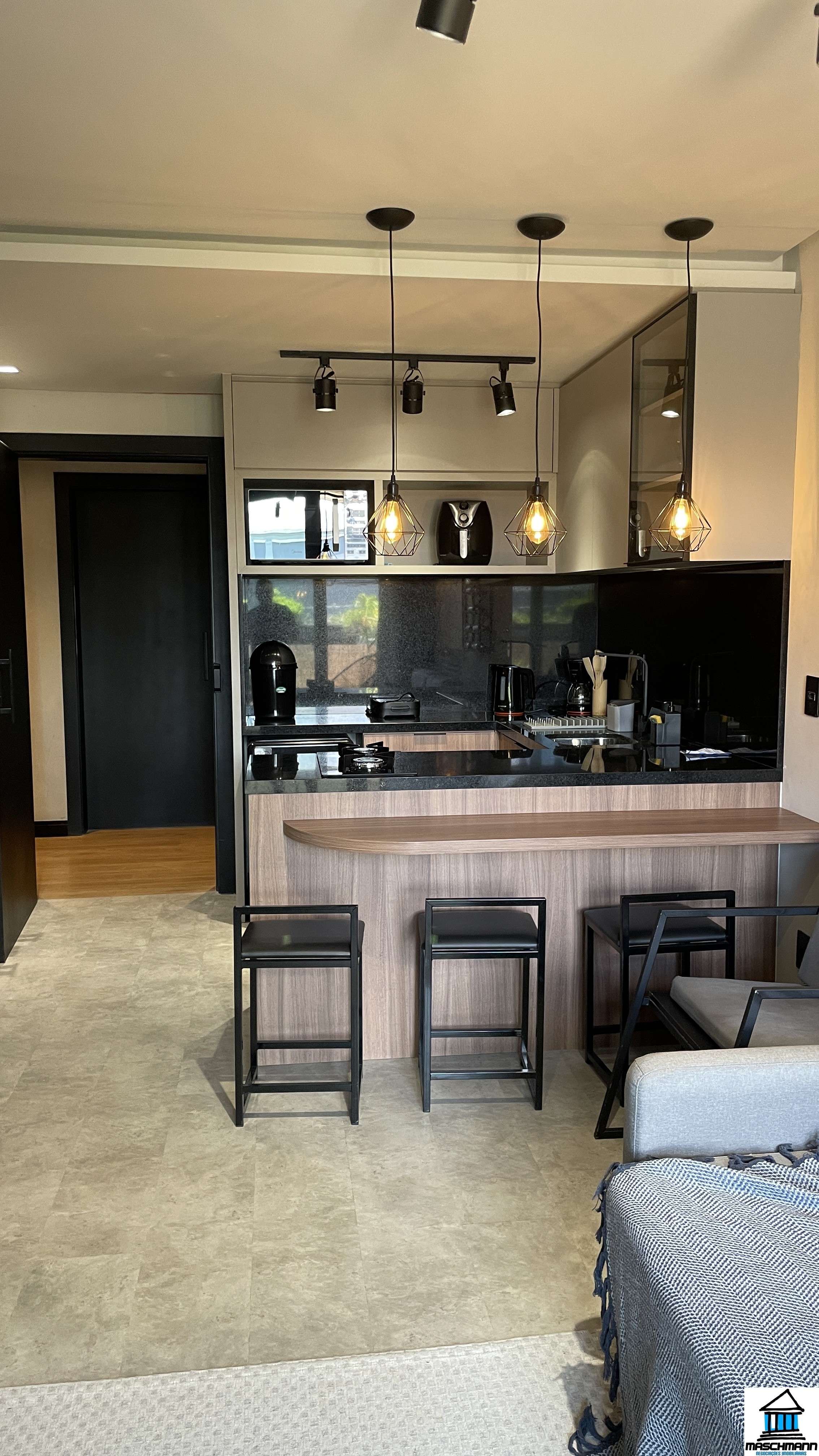 Apartamento 1 Dormitório mobiliado com terraço perfeito para locação em Canela