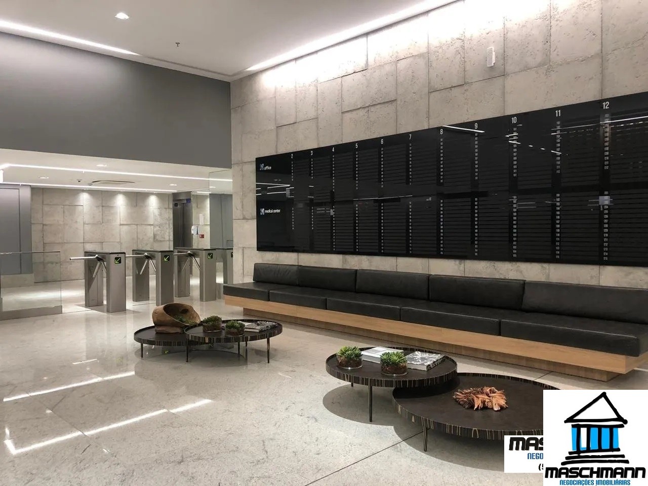 Sala exclusiva no Max Plaza, com 35 m² privativos, vaga de garagem e uma vista externa deslumbrante.