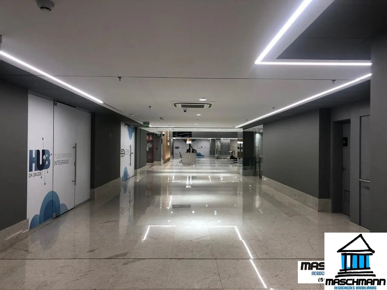 Sala exclusiva no Max Plaza, com 35 m² privativos, vaga de garagem e uma vista externa deslumbrante.