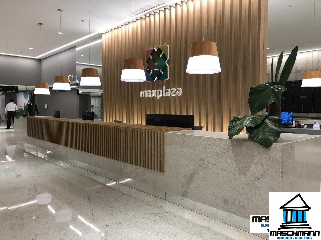 Sala exclusiva no Max Plaza, com 35 m² privativos, vaga de garagem e uma vista externa deslumbrante.