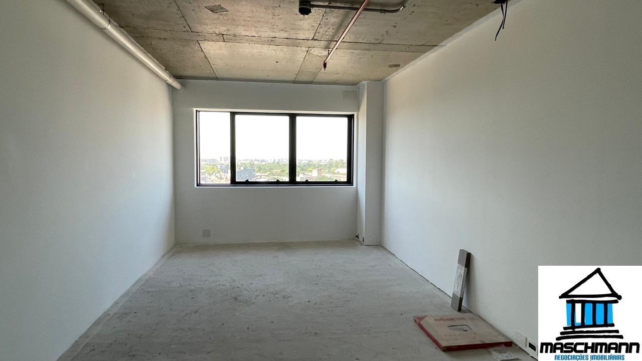 Sala exclusiva no Max Plaza, com 35 m² privativos, vaga de garagem e uma vista externa deslumbrante.