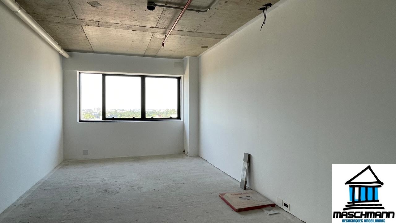 Sala exclusiva no Max Plaza, com 35 m² privativos, vaga de garagem e uma vista externa deslumbrante.