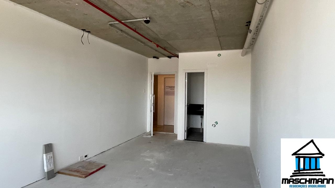 Sala exclusiva no Max Plaza, com 35 m² privativos, vaga de garagem e uma vista externa deslumbrante.
