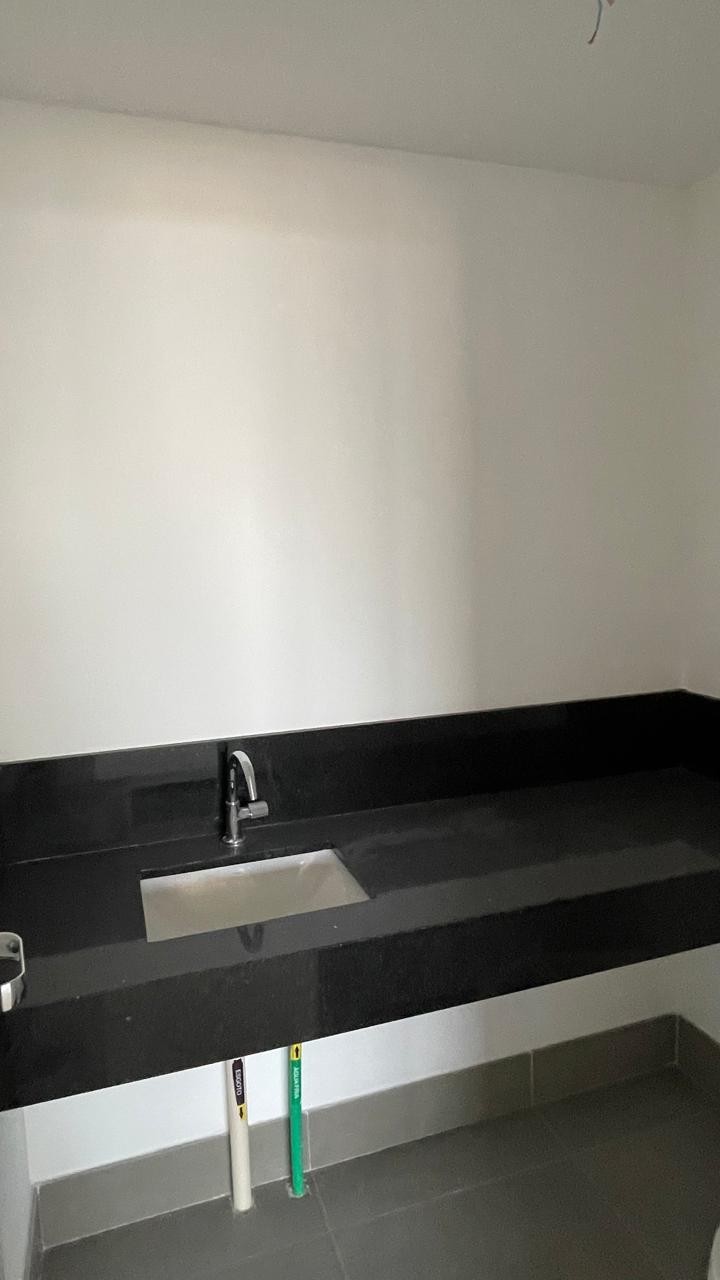 Sala exclusiva no Max Plaza, com 35 m² privativos, vaga de garagem e uma vista externa deslumbrante.