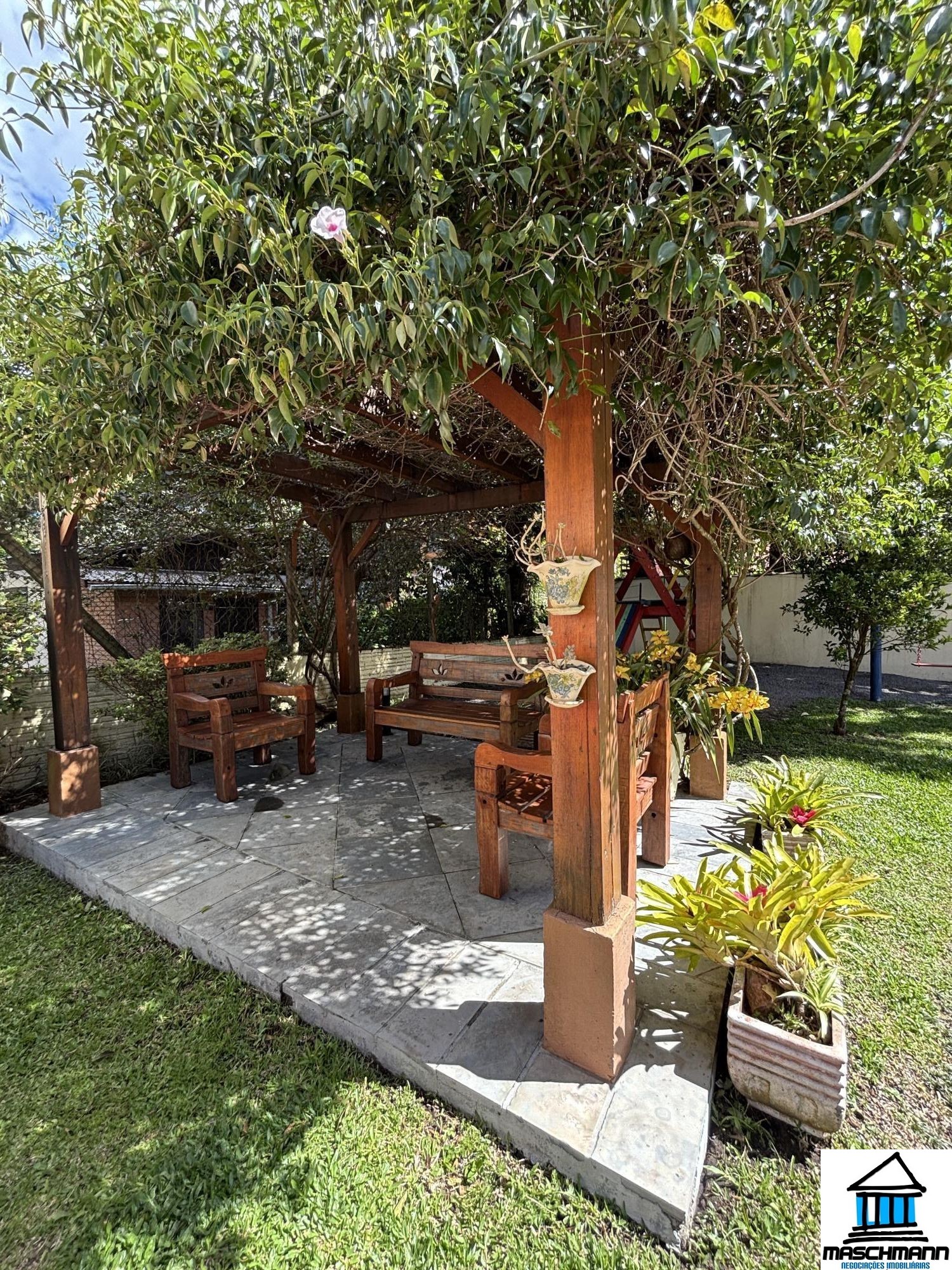 Apartamento Duplex de 2 dormitóiros mobiliado no bairro Planalto Gramado