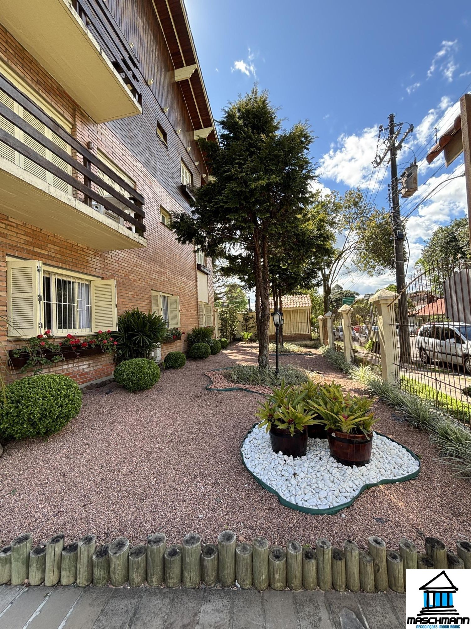 Apartamento Duplex de 2 dormitóiros mobiliado no bairro Planalto Gramado