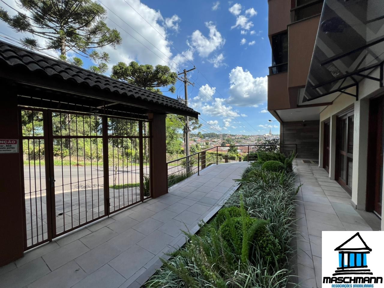 Apartamento de 2 dormitórios mobiliado no centro de Canela