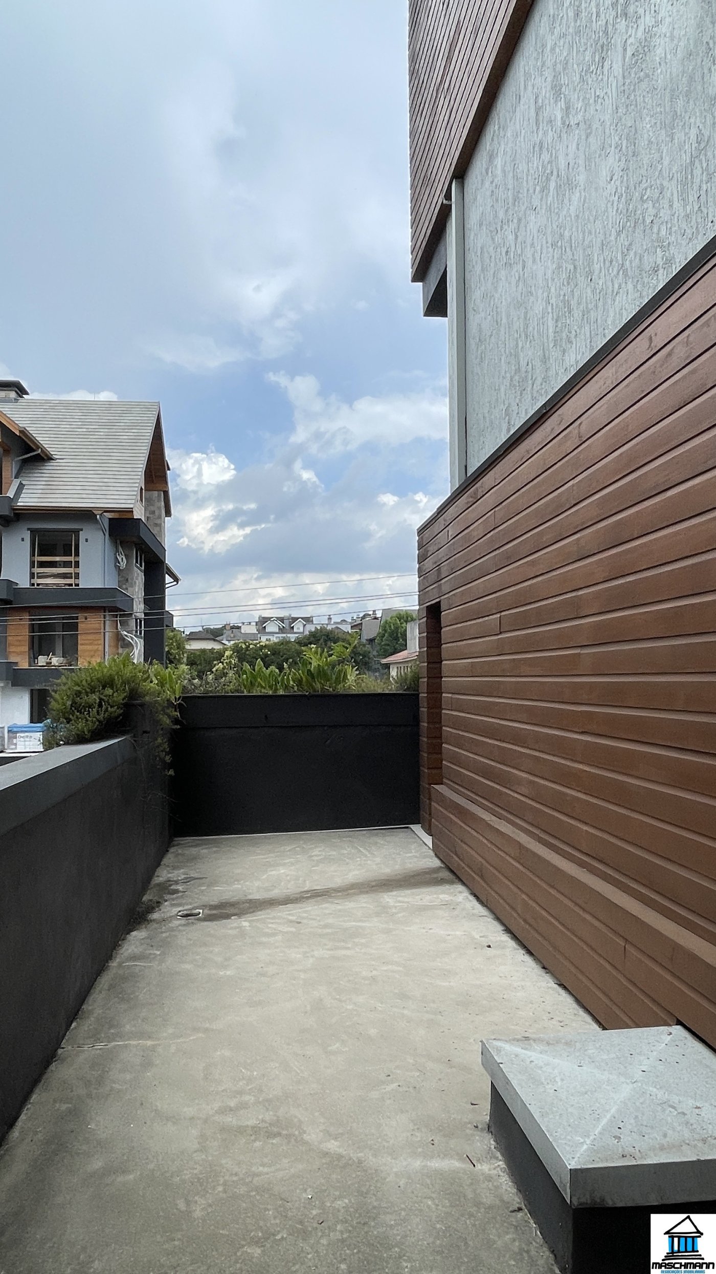 Apartamento 1 Dormitório de alto padrão mobiliado com terraço privativo e piscina, Canela-RS