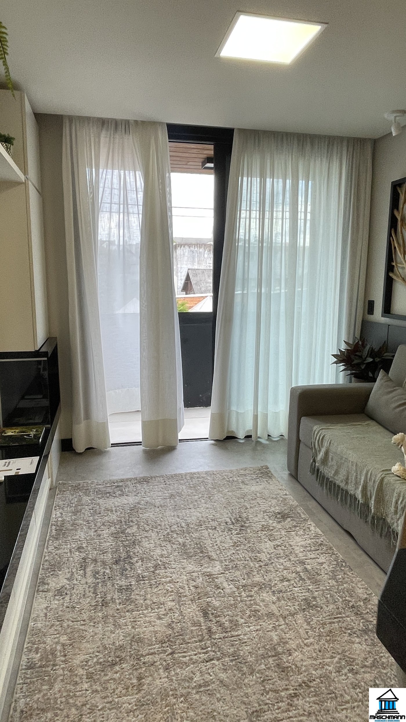 Apartamento 1 Dormitório de alto padrão mobiliado com terraço privativo e piscina, Canela-RS