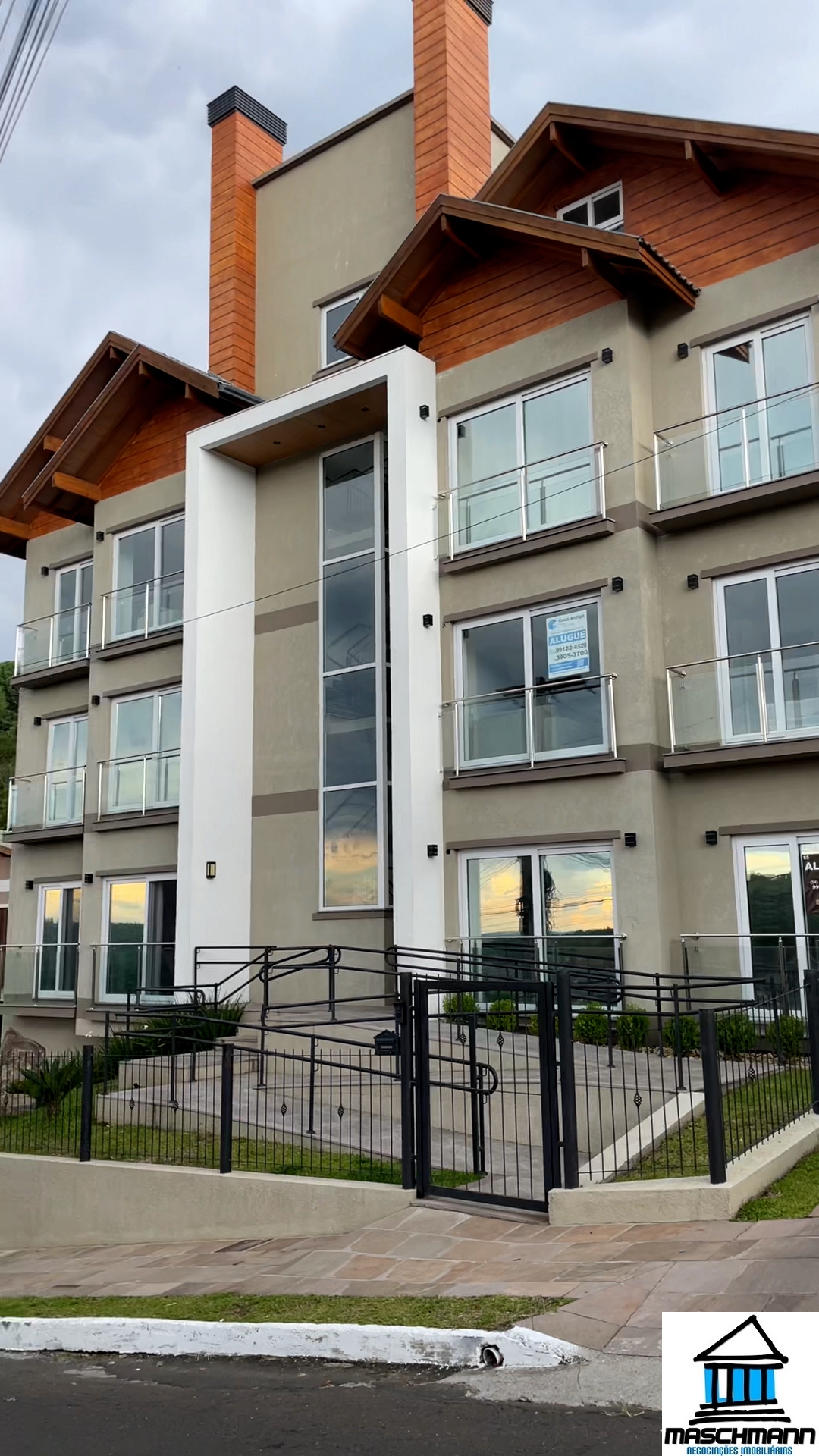 Apartamento novo semi mobiliado de 2 dormitórios em Gramado para venda.