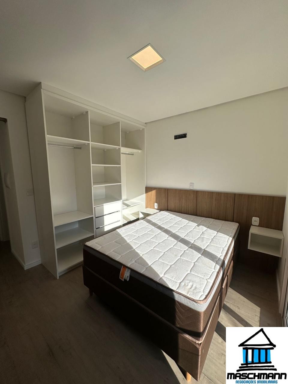 Apartamento novo semi mobiliado de 2 dormitórios em Gramado para venda.