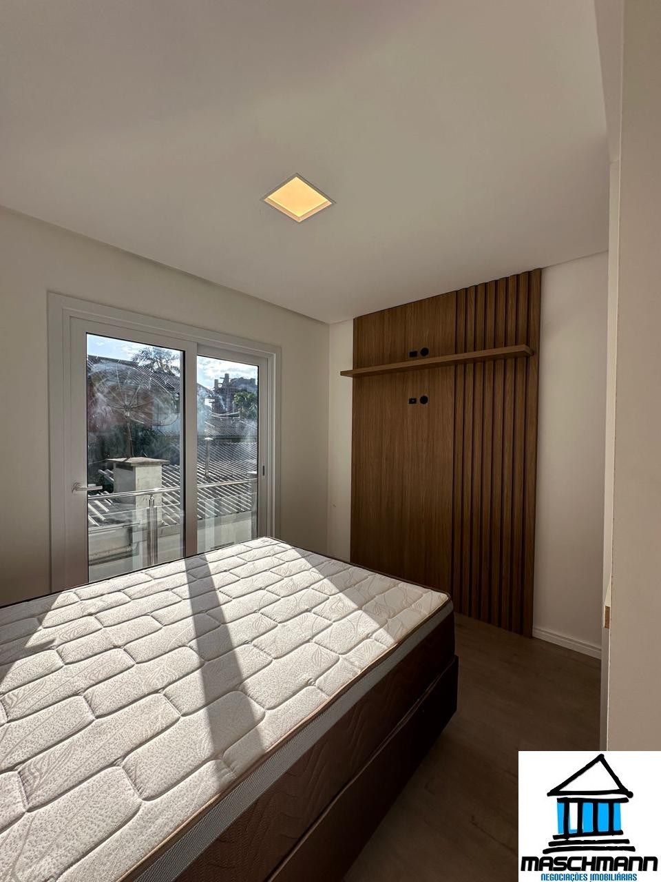 Apartamento novo semi mobiliado de 2 dormitórios em Gramado para venda.