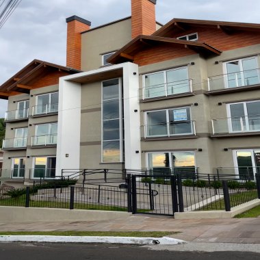 Apartamento novo semi mobiliado de 2 dormitórios em Gramado para venda.