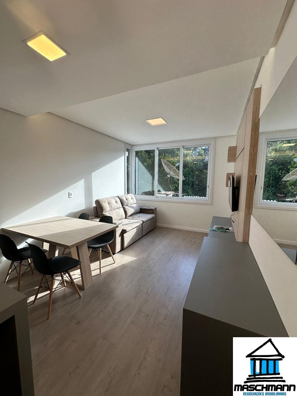 Apartamento novo semi mobiliado de 2 dormitórios em Gramado para venda.