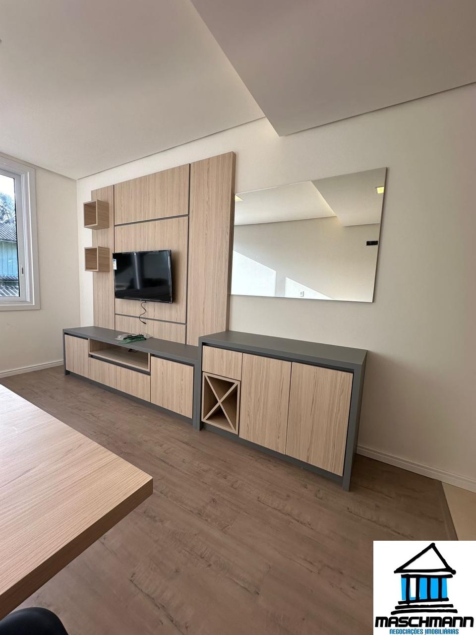 Apartamento novo semi mobiliado de 2 dormitórios em Gramado para venda.