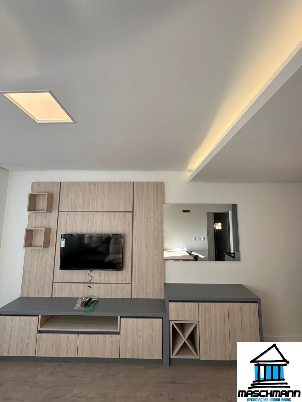 Apartamento novo semi mobiliado de 2 dormitórios em Gramado para venda.