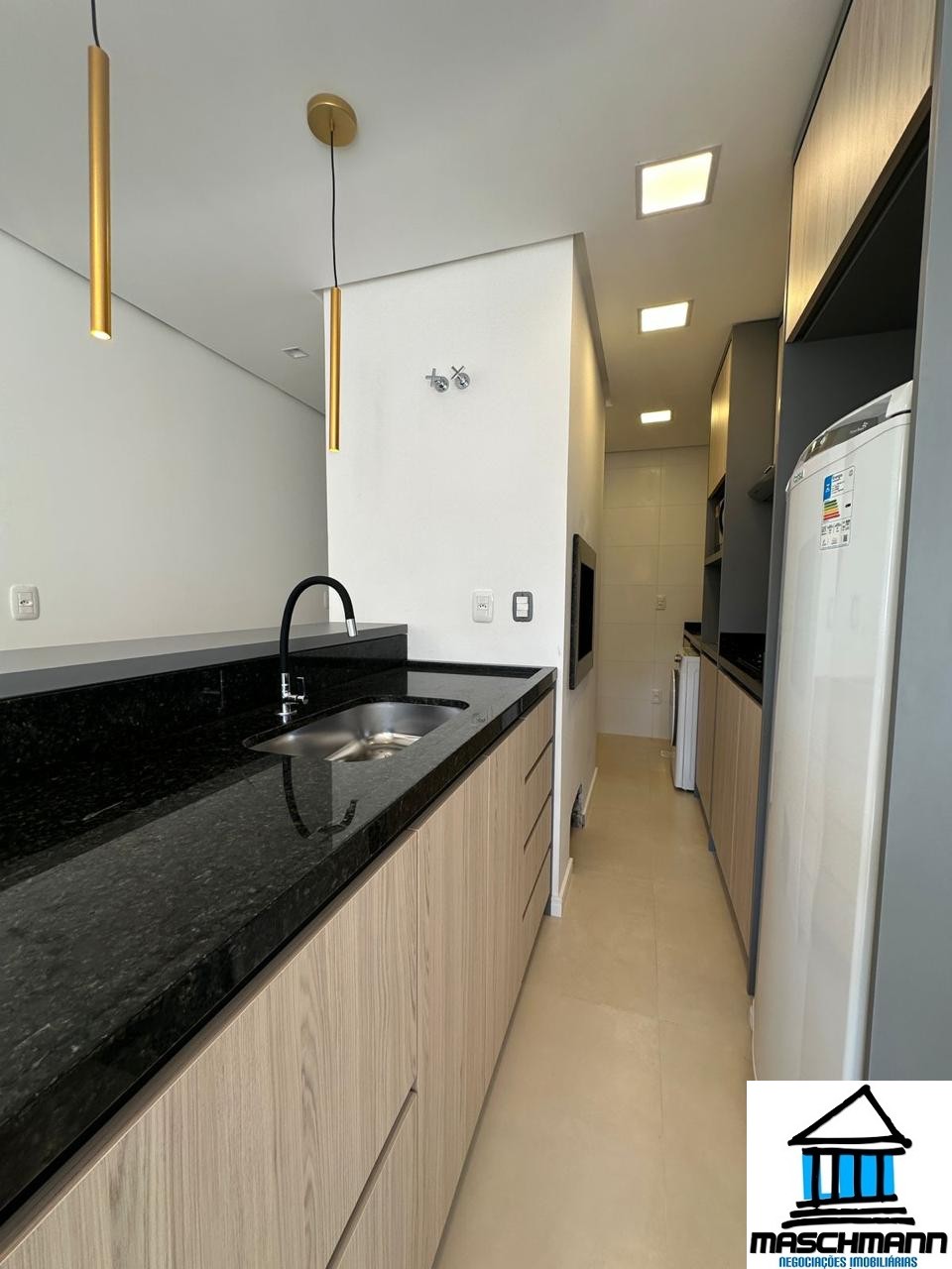 Apartamento novo semi mobiliado de 2 dormitórios em Gramado para venda.