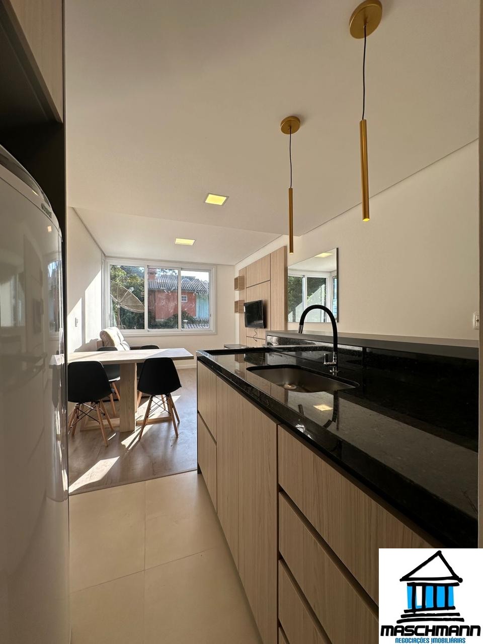 Apartamento novo semi mobiliado de 2 dormitórios em Gramado para venda.