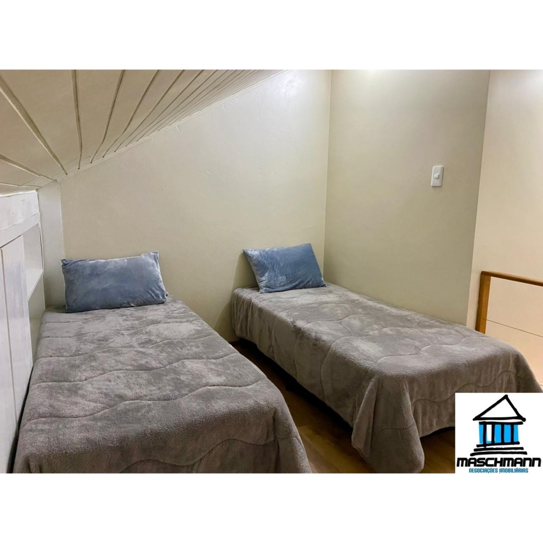 Apartamento mobiliado de 2 dormitórios, 1 vaga, no coração de Gramado — tudo a pé