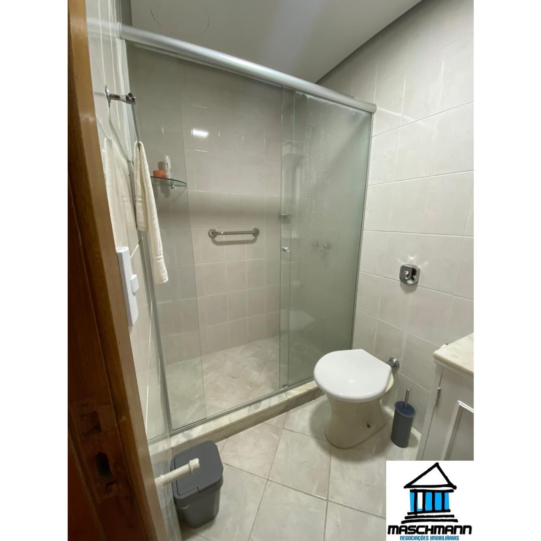Apartamento mobiliado de 2 dormitórios, 1 vaga, no coração de Gramado — tudo a pé