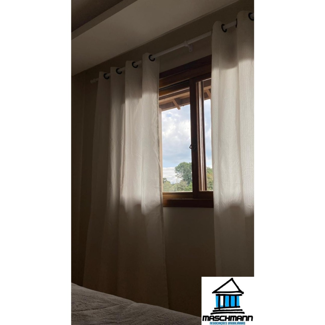 Apartamento mobiliado de 2 dormitórios, 1 vaga, no coração de Gramado — tudo a pé