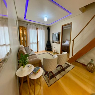 Apartamento mobiliado de 2 dormitórios, 1 vaga, no coração de Gramado — tudo a pé