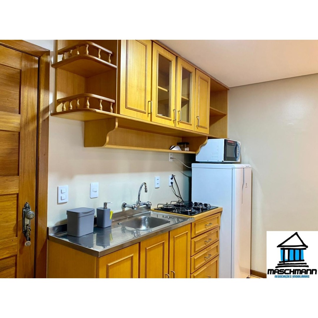 Apartamento mobiliado de 2 dormitórios, 1 vaga, no coração de Gramado — tudo a pé