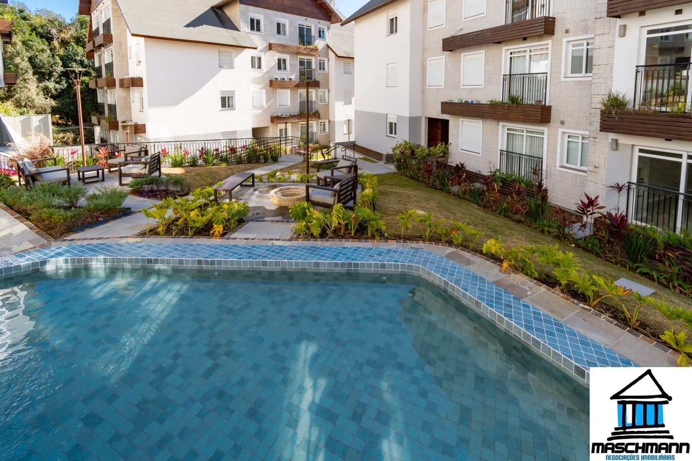 Apartamento de 1 dormitório mobiliado e com infra completa em Gramado por somente 550 mil .