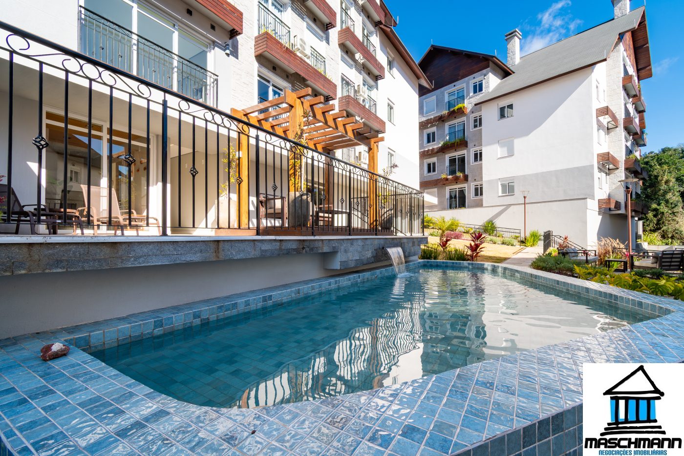 Apartamento de 1 dormitório mobiliado e com infra completa em Gramado por somente 550 mil .