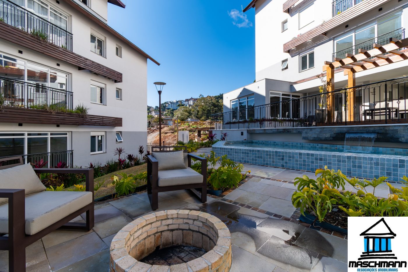 Apartamento de 1 dormitório mobiliado e com infra completa em Gramado por somente 550 mil .