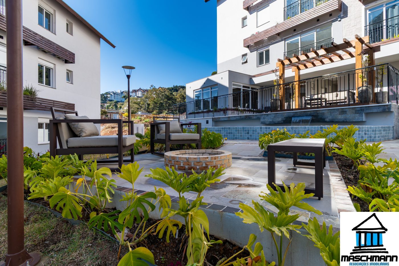 Apartamento de 1 dormitório mobiliado e com infra completa em Gramado por somente 550 mil .