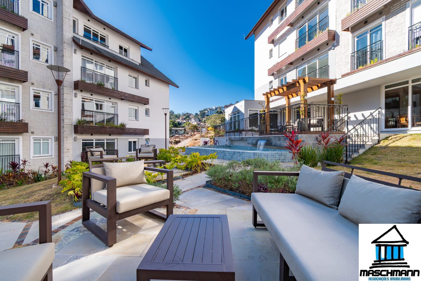 Apartamento de 1 dormitório mobiliado e com infra completa em Gramado por somente 550 mil .