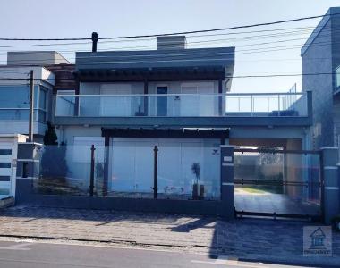 Casa 6 dormitórios à venda Centro Tramandaí, com vista para o mar.