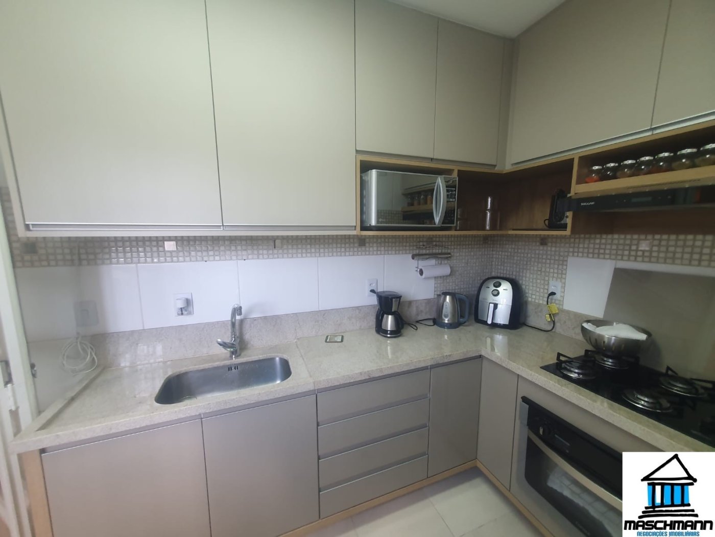 Mararvilhoso sobrado de 3 dormitórios com suíte semi mobiliado próximo ao Carrfour de Canoas
